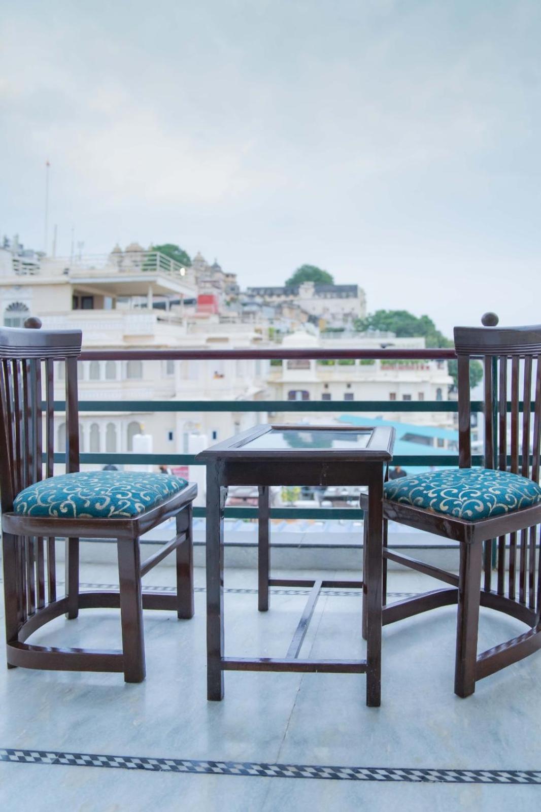 Hotel Devraj Niwas On Lake Pichola Udaipur Exterior foto